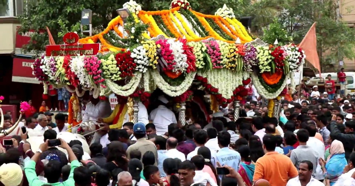 Sant Dnyaneshwar Palkhi departing from Alandi