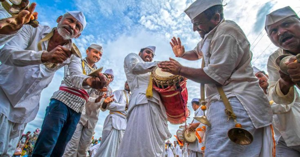 Warkaris walking in devotion with saffron flags